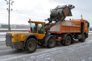 pogruzchik-gruzit-sneg-v-samosval